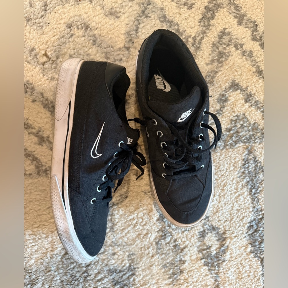 Men’s size 10 Nike Black and White Casual Sneakers